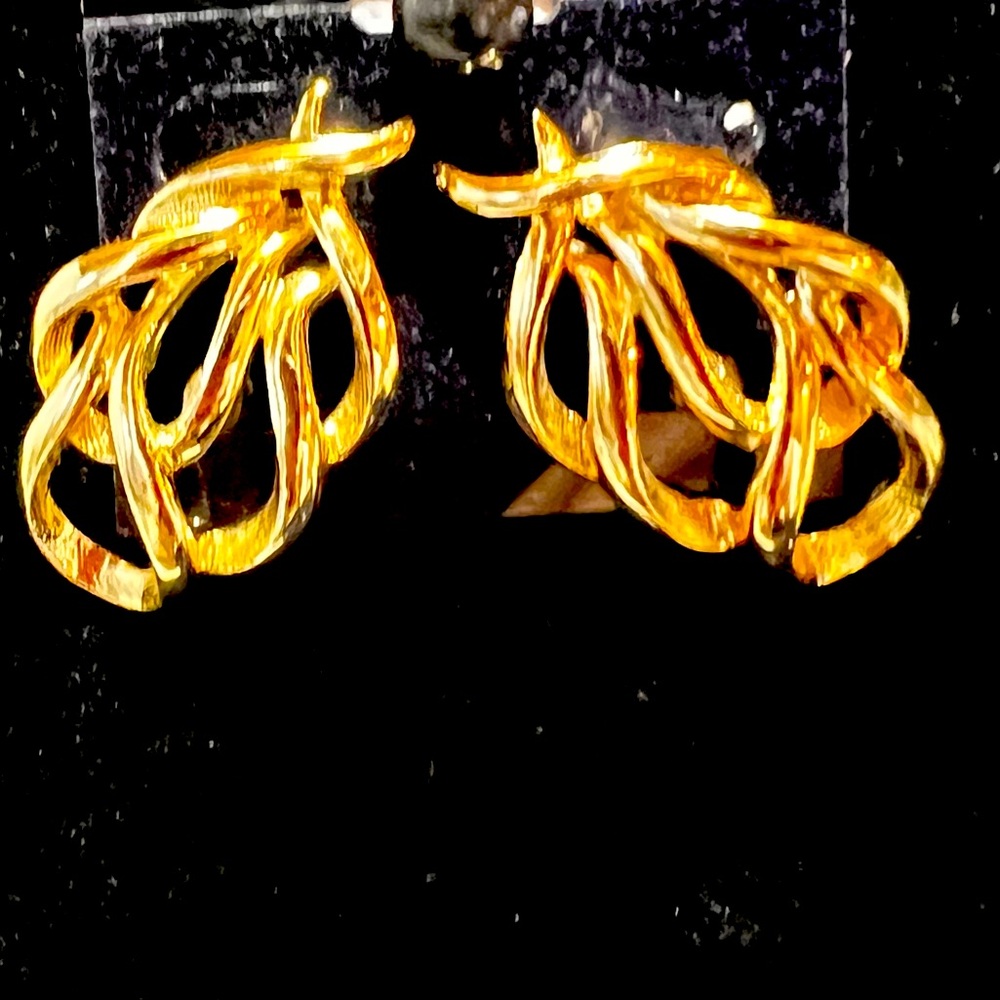 Elegant Gold-Tone Vintage Sarah Coventry Town & Country Clip Earrings